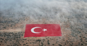 Sislerin Arasından Yükselen Milli Gurur: Mut#039;taki Dev Türk Bayrağı Büyüledi
